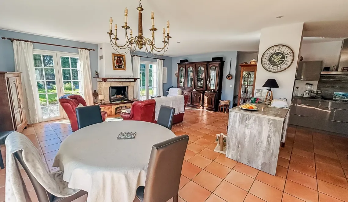 Ciboure limite Ascain - Vue exceptionnelle pour ce plain-pied des années 1996 de 117 m² habitable, pièce de vie de 48 m², 3 chambres + bureau, parcelle arborée de 1384 m²