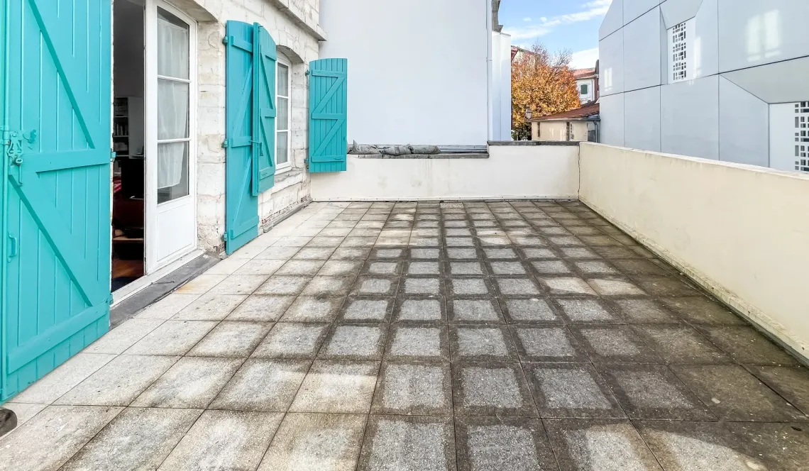 RARE à Bayonne St Esprit - Dans petite copropriété, splendide type 3 de 74 m² habitable, pièce de vie de 35 m², terrasse de 30 m² avec aperçu Mairie + cave