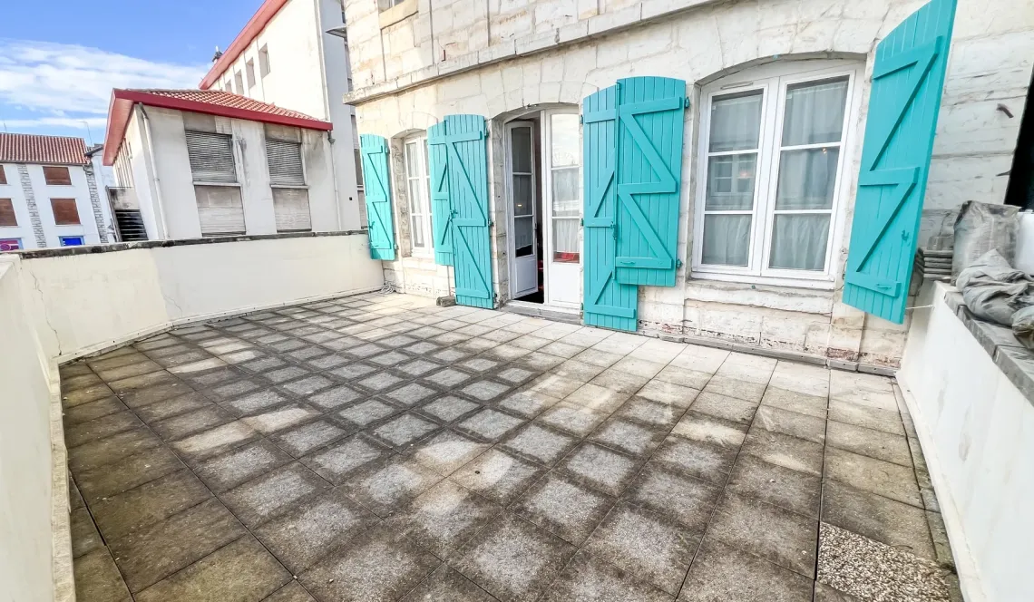 RARE à Bayonne St Esprit - Dans petite copropriété, splendide type 3 de 74 m² habitable, pièce de vie de 35 m², terrasse de 30 m² avec aperçu Mairie + cave