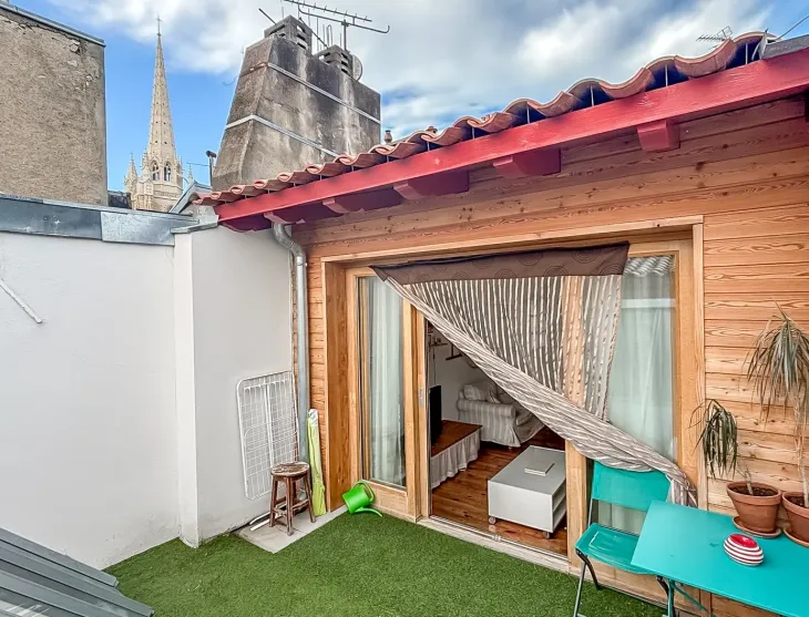 RARE sur le centre ancien de Bayonne - Dans immeuble rénové, dernier étage pour ce splendide T3 en duplex inversé de 63 m² H, pièce de vie plein sud de 29 m², en prolongement sa petite terrasse