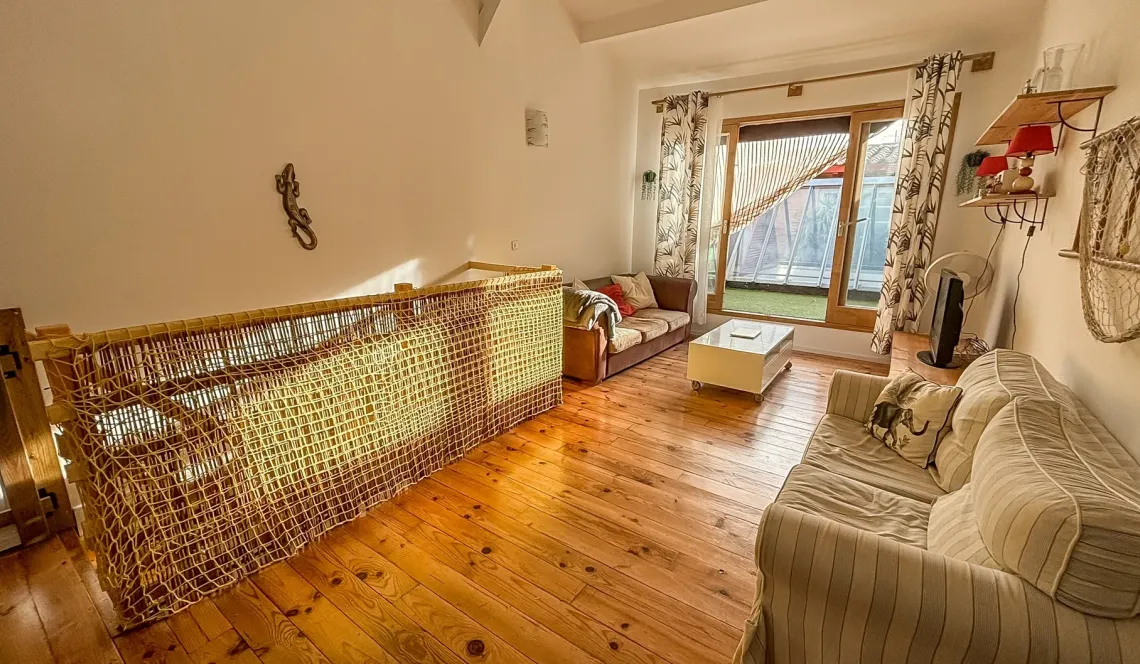 RARE sur le centre ancien de Bayonne - Dans immeuble rénové, dernier étage pour ce splendide T3 en duplex inversé de 63 m² H, pièce de vie plein sud de 29 m², en prolongement sa petite terrasse