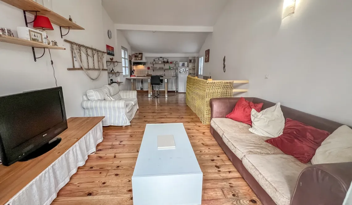 RARE sur le centre ancien de Bayonne - Dans immeuble rénové, dernier étage pour ce splendide T3 en duplex inversé de 63 m² H, pièce de vie plein sud de 29 m², en prolongement sa petite terrasse