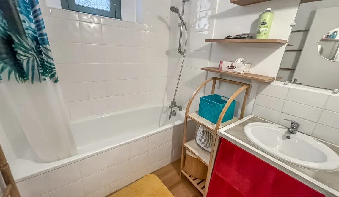 RARE sur le centre ancien de Bayonne - Dans immeuble rénové, dernier étage pour ce splendide T3 en duplex inversé de 63 m² H, pièce de vie plein sud de 29 m², en prolongement sa petite terrasse