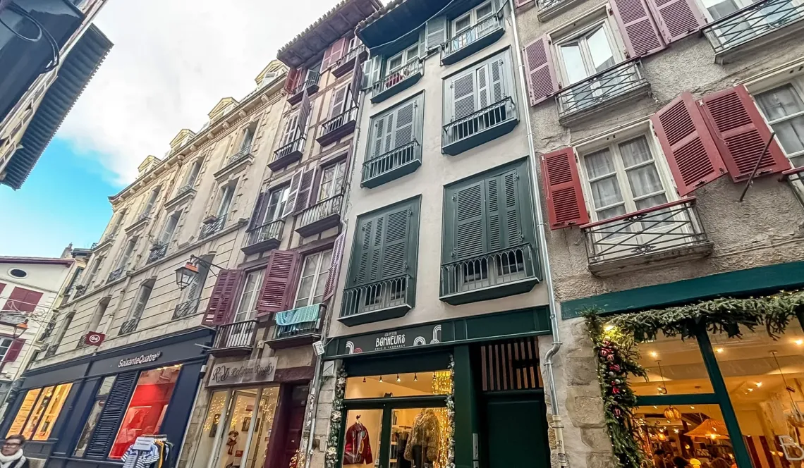 RARE sur le centre ancien de Bayonne - Dans immeuble rénové, dernier étage pour ce splendide T3 en duplex inversé de 63 m² H, pièce de vie plein sud de 29 m², en prolongement sa petite terrasse