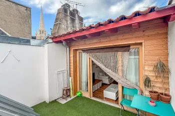 RARE sur le centre ancien de Bayonne - Dans immeuble rénové, dernier étage pour ce splendide T3 en duplex inversé de 63 m² H, pièce de vie plein sud de 29 m², en prolongement sa petite terrasse