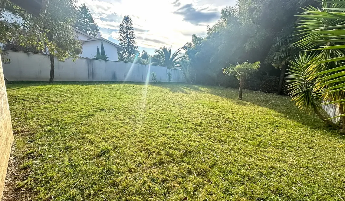 Biarritz au calme - Sur splendide parcelle plate plein sud de 996 m², plain-pied de 85 m² habitable à réhabiliter + garage ou le départ d’un nouveau projet?