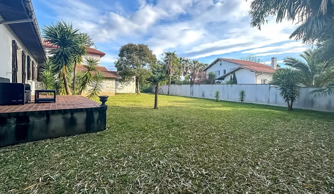 Biarritz au calme - Sur splendide parcelle plate plein sud de 996 m², plain-pied de 85 m² habitable à réhabiliter + garage ou le départ d’un nouveau projet?
