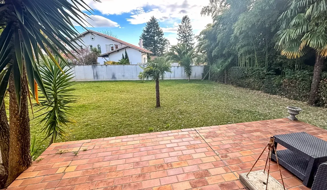 Biarritz au calme - Sur splendide parcelle plate plein sud de 996 m², plain-pied de 85 m² habitable à réhabiliter + garage ou le départ d’un nouveau projet?