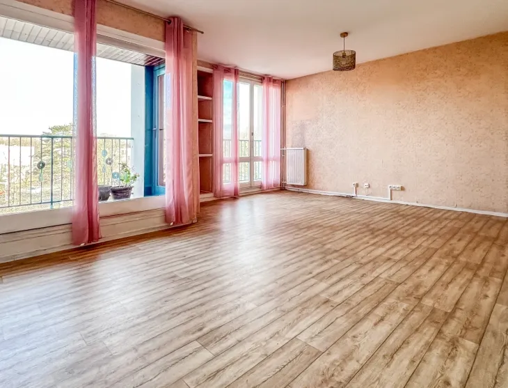 Bayonne St Croix - Jolit type 3 de 72 m² habitable, double séjour de 24 m², 2 chambres, cuisine indépendante équipée + cave