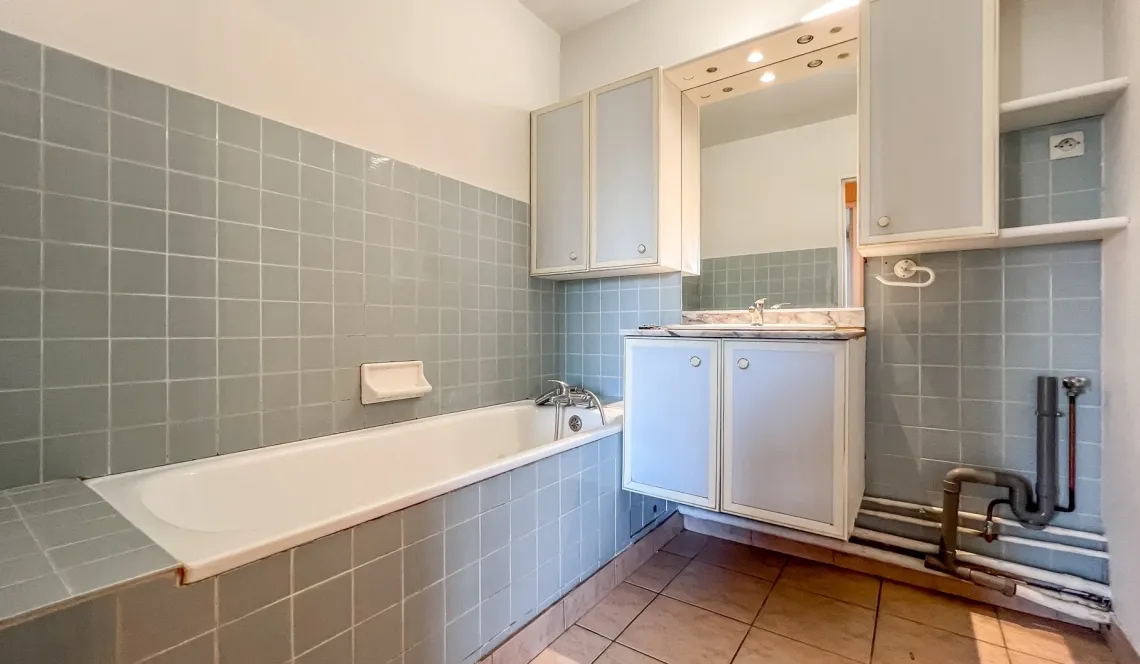 Bayonne St Croix - Jolit type 3 de 72 m² habitable, double séjour de 24 m², 2 chambres, cuisine indépendante équipée + cave