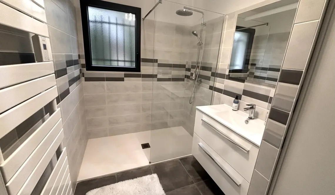 Bénesse limite Capbreton - Splendide plain-pied de 2023 de 116 m² habitable, 3 chambres dont une suite parentale, pièce de vie de 54 m², 2 garages sur 700 m² environ de terrain