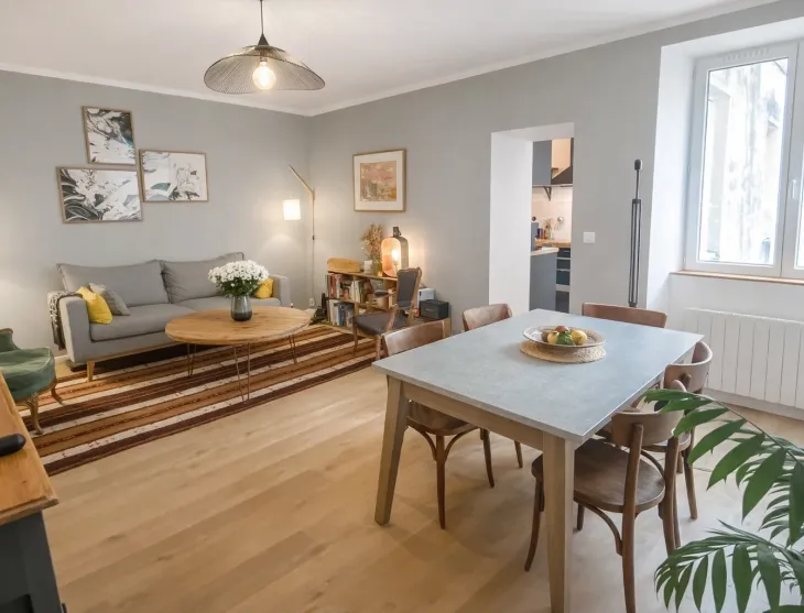 Bayonne St Esprit - Etage élevé pour ce type 3 de 57 m² habitable traversant rénové avec gout, pièce de vie de 21 m² et sa cuisine équipée