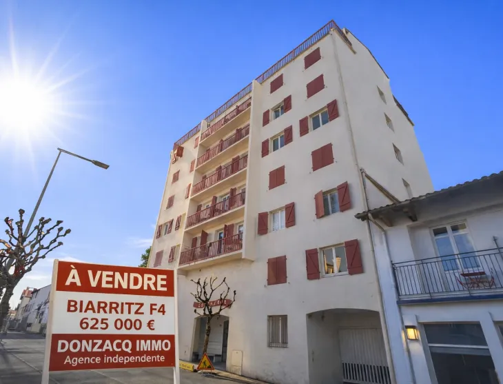 Co-Exclusivité sur Biarritz Avenue de la Marne - Type 4 de 86 m² habitable à relooker, pièce de vie de 26 m² + cave + parking en sous-sol