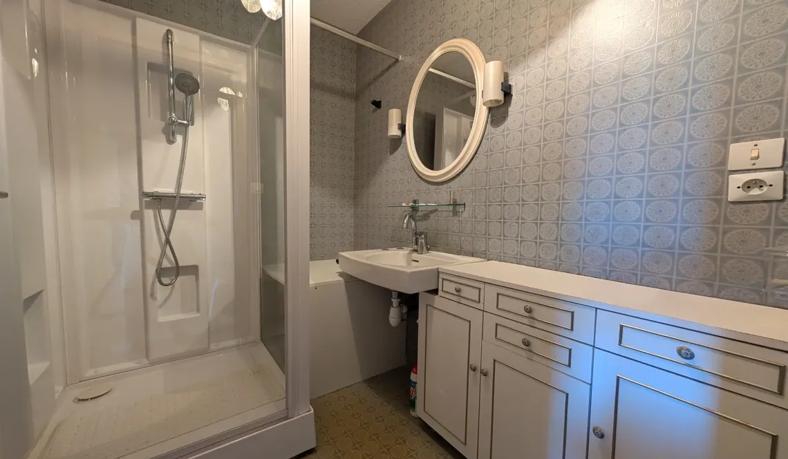 Co-Exclusivité sur Biarritz Avenue de la Marne - Type 4 de 86 m² habitable à relooker, pièce de vie de 26 m² + cave + parking en sous-sol