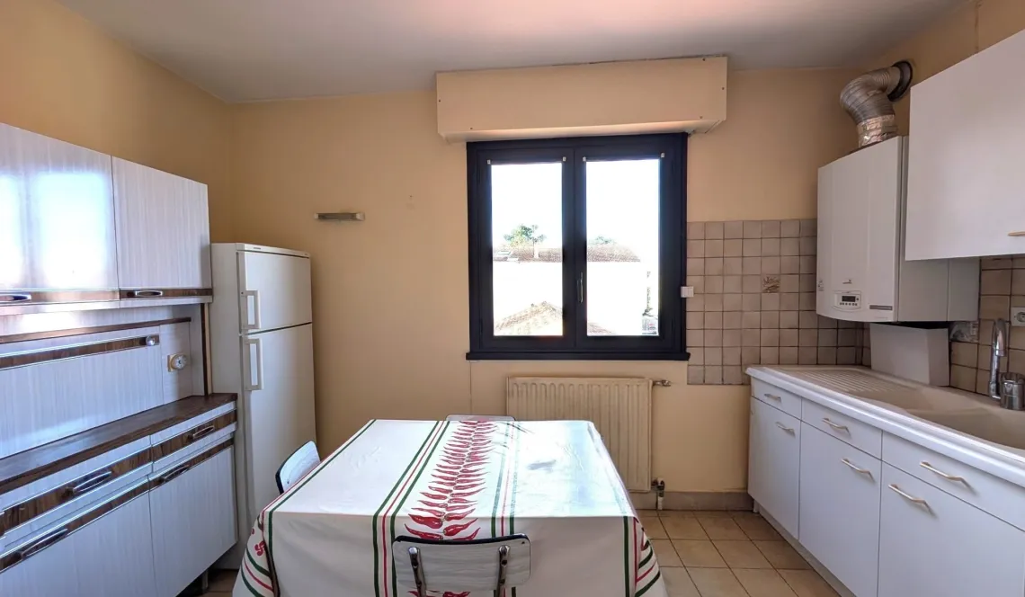 Co-Exclusivité sur Biarritz Avenue de la Marne - Type 4 de 86 m² habitable à relooker, pièce de vie de 26 m² + cave + parking en sous-sol