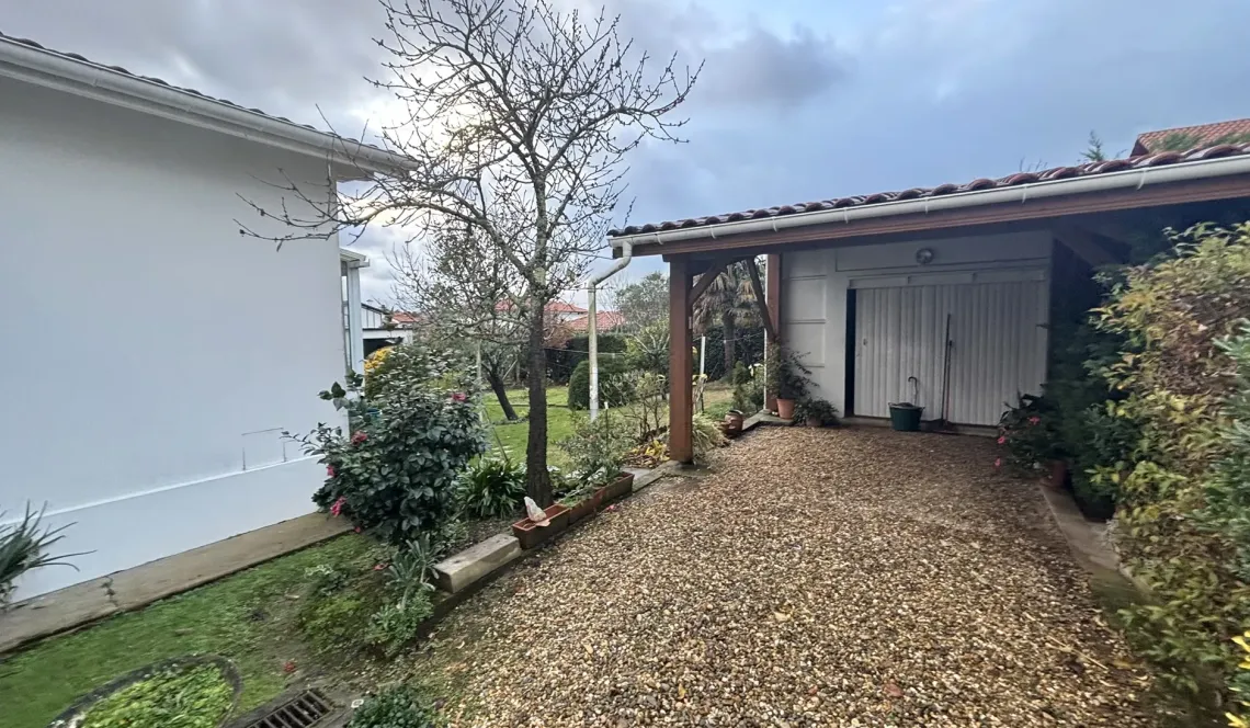Anglet quartier très recherché pour ce joli plain-pied des années 60 de 107 m² habitable, 3 chambres + 1 bureau, pièce de vie de 27 m² sur parcelle de 629 m² + garage