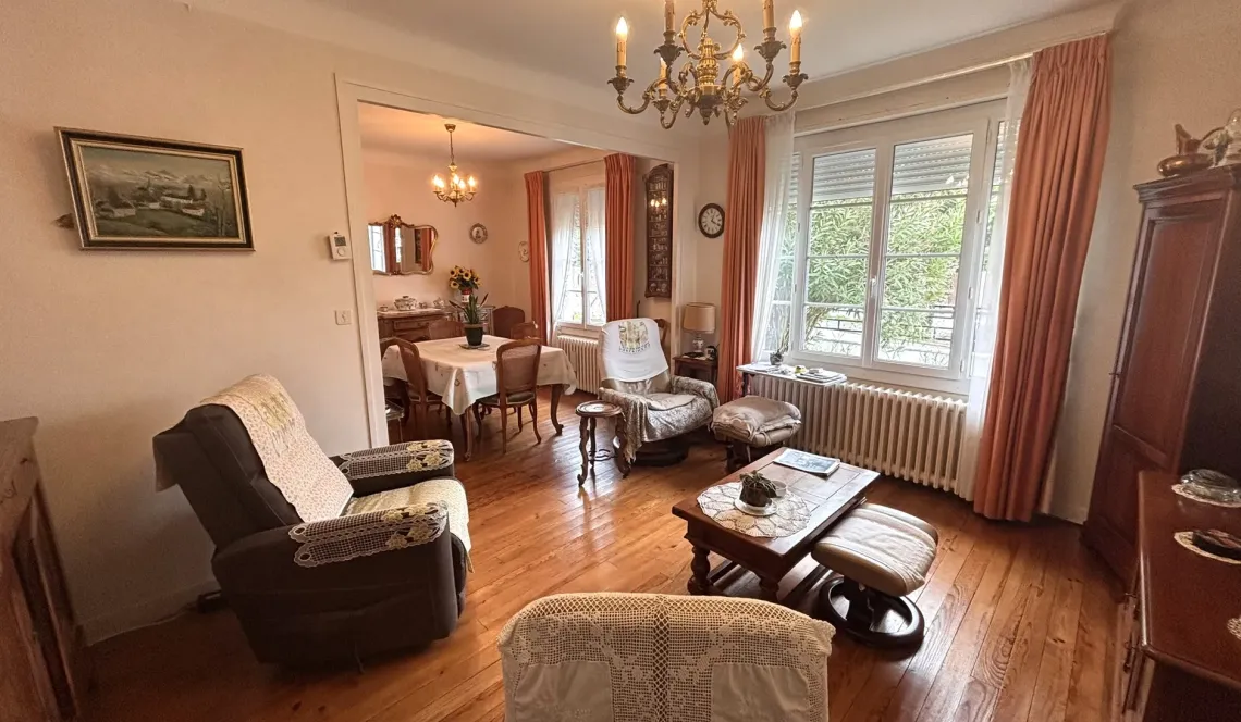 Anglet quartier très recherché pour ce joli plain-pied des années 60 de 107 m² habitable, 3 chambres + 1 bureau, pièce de vie de 27 m² sur parcelle de 629 m² + garage