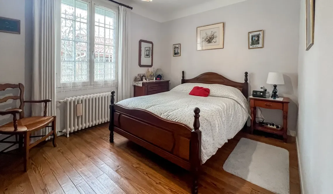 Anglet quartier très recherché pour ce joli plain-pied des années 60 de 107 m² habitable, 3 chambres + 1 bureau, pièce de vie de 27 m² sur parcelle de 629 m² + garage