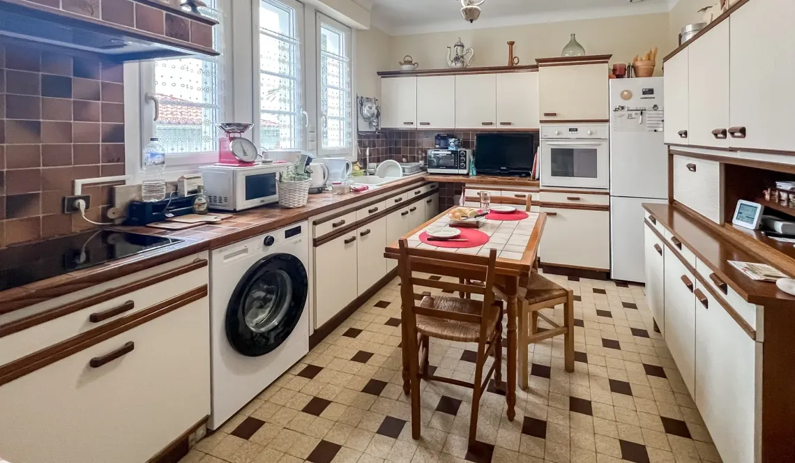 Anglet quartier très recherché pour ce joli plain-pied des années 60 de 107 m² habitable, 3 chambres + 1 bureau, pièce de vie de 27 m² sur parcelle de 629 m² + garage