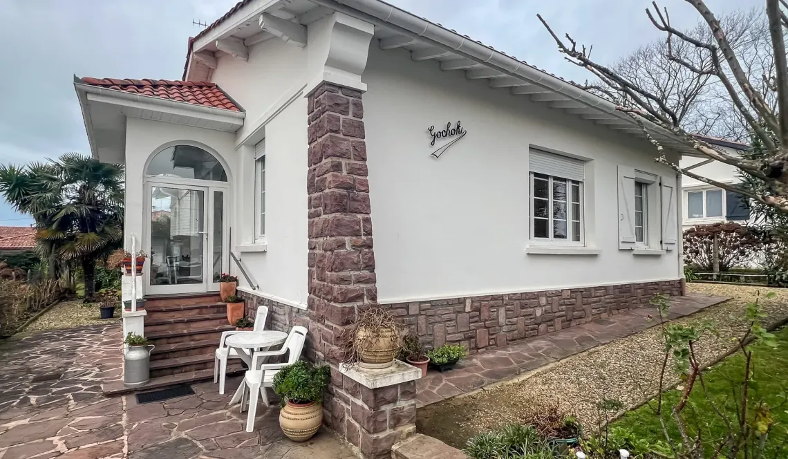 Anglet quartier très recherché pour ce joli plain-pied des années 60 de 107 m² habitable, 3 chambres + 1 bureau, pièce de vie de 27 m² sur parcelle de 629 m² + garage