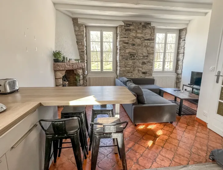 Bayonne au dernier étage dans petite copropriété - Type 3 de 53 m² habitable entièrement rénové en 2021, pièce de vie lumineuse de 20 m² avec sa cuisine