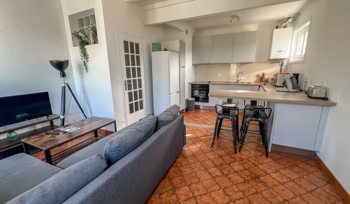 Bayonne au dernier étage dans petite copropriété - Type 3 de 53 m² habitable entièrement rénové en 2021, pièce de vie lumineuse de 20 m² avec sa cuisine