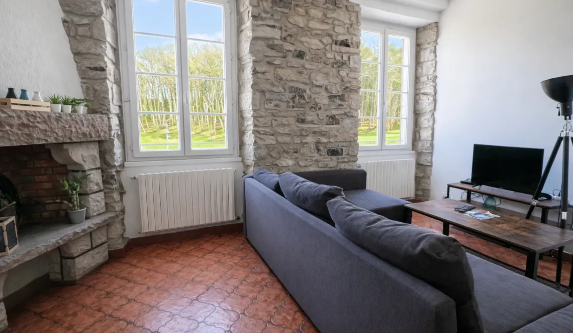 Bayonne au dernier étage dans petite copropriété - Type 3 de 53 m² habitable entièrement rénové en 2021, pièce de vie lumineuse de 20 m² avec sa cuisine