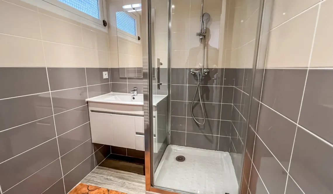 Bayonne au dernier étage dans petite copropriété - Type 3 de 53 m² habitable entièrement rénové en 2021, pièce de vie lumineuse de 20 m² avec sa cuisine