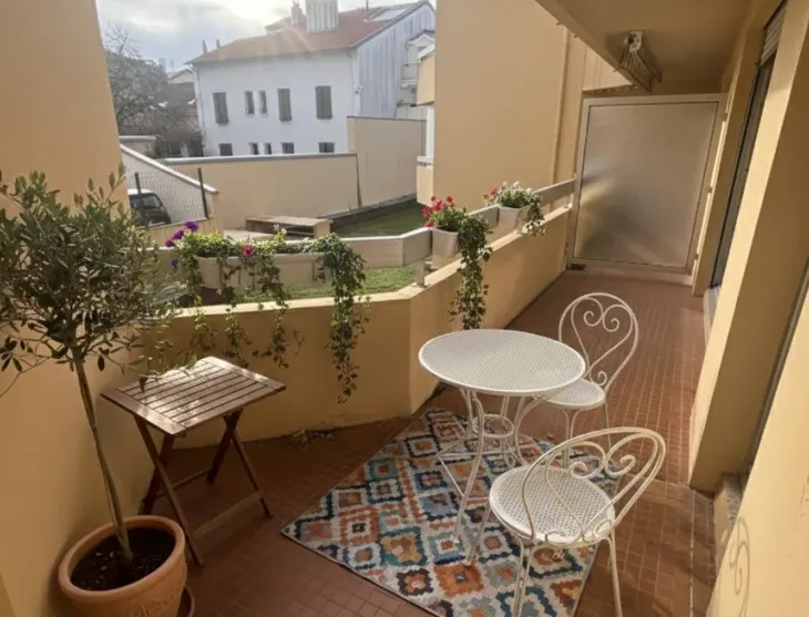 Avant première Biarritz Central - Spacieux type 2 de 50 m², belle pièce de vie et chambre séparée sur terrasse de 10 m². Cave plus place de parking en sous-sol