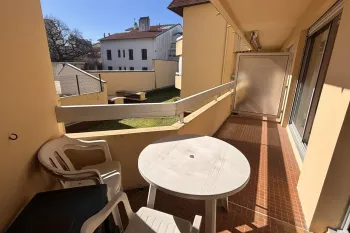 Avant première Biarritz Central - Spacieux type 2 de 50 m², belle pièce de vie et chambre séparée sur terrasse de 8 m². Cave plus place de parking en sous-sol