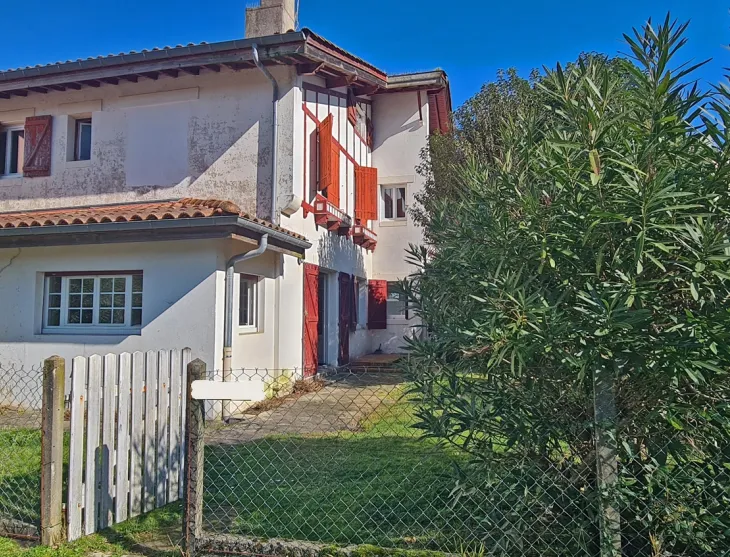 Nouveauté sur le Polo Beyris Bayonne - Type 2 de 53 m² H entièrement à rénover + cave + place de parking privative. Le gros plus: petit jardin privatif plein sud!