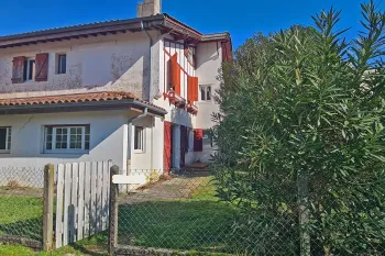 Nouveauté sur le Polo Beyris Bayonne - Type 2 de 53 m² H entièrement à rénover + cave + place de parking privative. Le gros plus: petit jardin privatif plein sud!