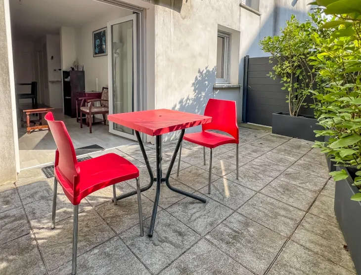 Quartier recherché sur St Esprit - Dans résidence de 2019, joli type 2 de 43 m² habitable et sa terrasse ensoleillée de 15 m² + place de parking en sous-sol