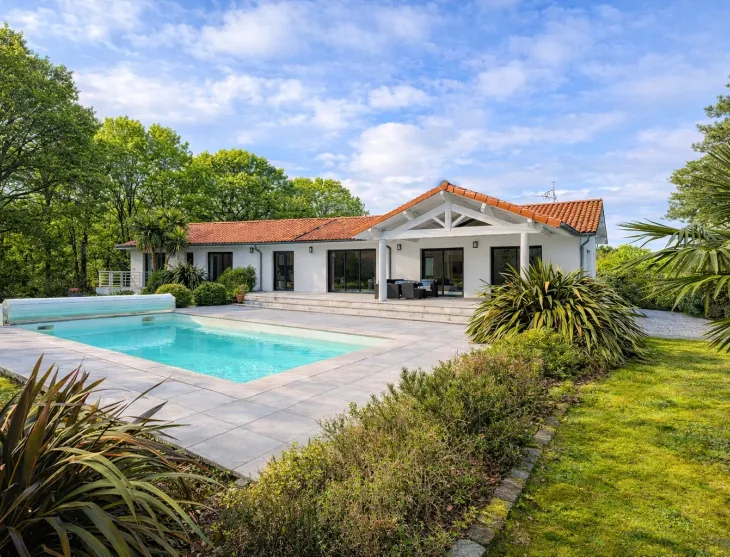 Saint Martin de Seignanx - Environnement exceptionnel pour cette belle propriété contemporaine de 2013 de 180 m² H, volumes généreux, 4 chambres sur parcelle de 2 000 m² et sa piscine