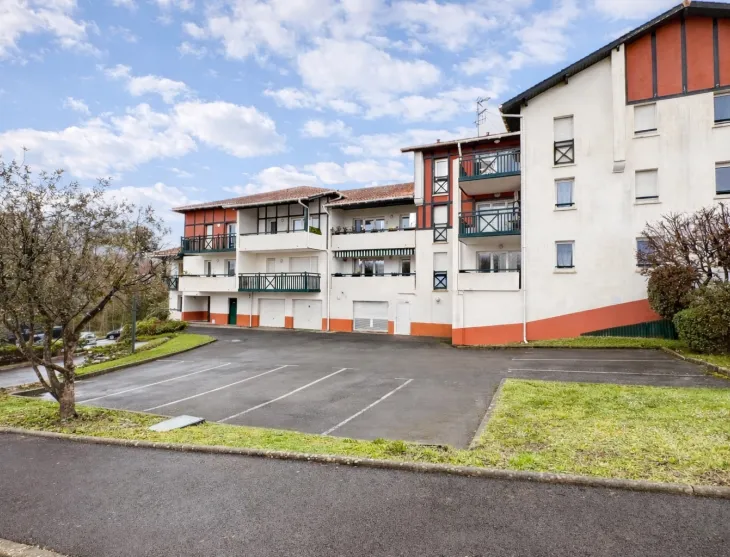 Boucau au calme - Joli type 2 de 32 m² habitable, agréable pièce de vie avec sa cuisine ouverte équipée, balcon à l’est + cave + place de parking en sous-sol