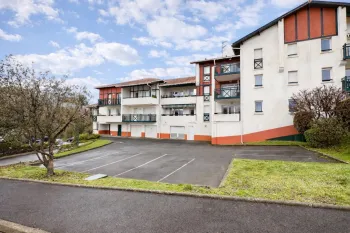 Boucau au calme - Joli type 2 de 32 m² habitable, agréable pièce de vie avec sa cuisine ouverte équipée, balcon à l’est + cave + place de parking en sous-sol