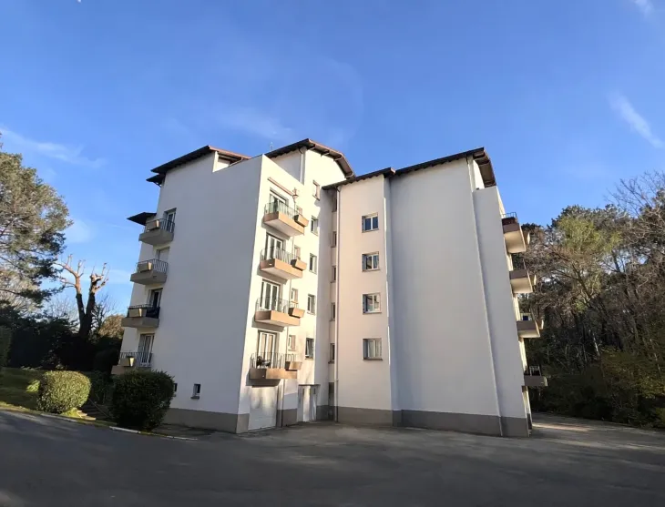 Nouveauté à Anglet - Etage élevé et sans ascenseur pour ce spacieux type 2 de 55 m² habitable à l’état brut + balcon filant + cave + place de parking