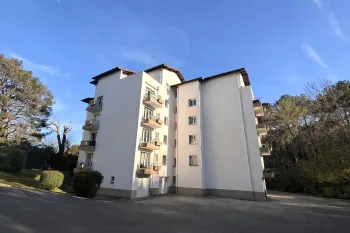 Nouveauté à Anglet - Etage élevé et sans ascenseur pour ce spacieux type 2 de 55 m² habitable à l’état brut + balcon filant + cave + place de parking
