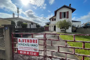 Rare sur Bayonne - Dans la zone St Frédéric, charmante maison des années 30 de 75 m² H sur 2 niveaux, double séjour, 2 chambres sur parcelle de 261 m² + garage.