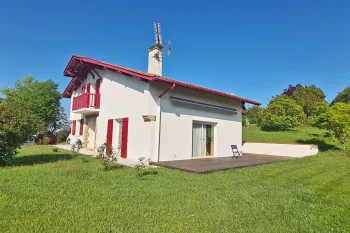 Quartier calme de Mouguerre - Villa de type Basque de 1994 de 110 m² habitable, 3 chambres, garage + 2 terrasses sur jolie parcelle de 1396 m²