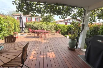Au bourg de Villefranque - Atypique type 3 de 82 m² habitable et son extérieur/terrasse de 80 m² plein sud, pièce de vie/cuisine toute équipée de 38 m², 2 parkings
