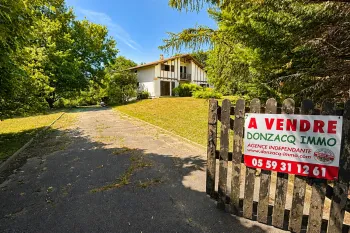 Dans un écrin de verdure sur Briscous - Belle traditionnelle de 198 m² habitable et ses 5 chambres, séjour cathédrale, garage sur parcelle de 4 000 m²