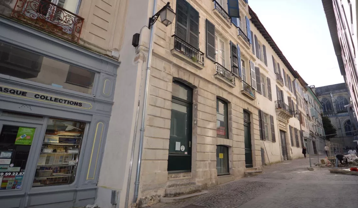 RARE à Bayonne à 2 pas de la Cathédrale, local commercial de 162,63 m² avec atypique sous-sol