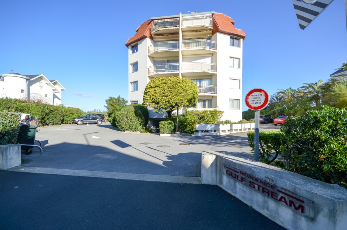 Biarritz le phare - Vue mer pour ce F2 entièrement rénové vendu meublé de  40 m² H + terrasse + cave - Immeuble à vendre à Bayonne | Vente immobiliere  Bayonne 64100 - Donzacq Immo