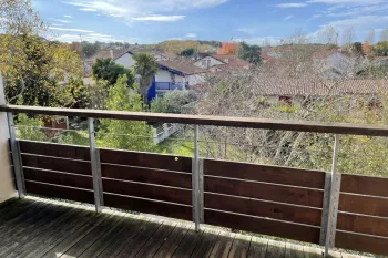 Anglet central - Vue imprenable pour ce type 2 de 46 m² H + terrasse + cave + parking en sous-sol