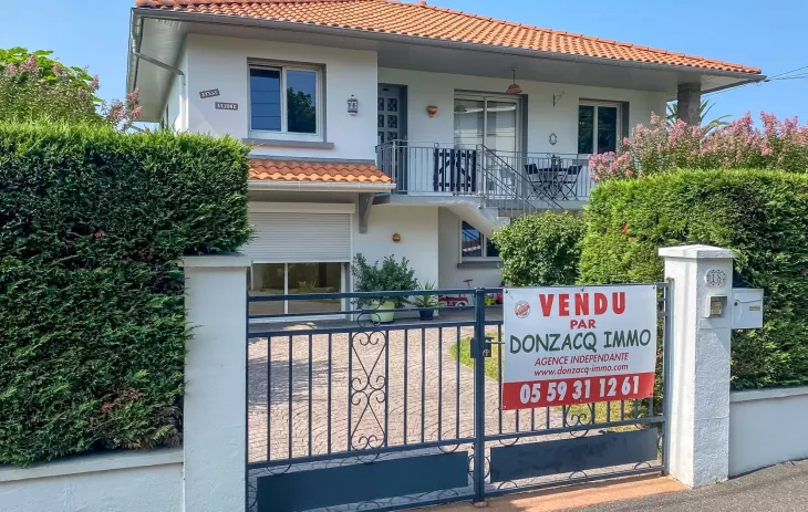 Anglet proximité du Maharin - Villa en parfait état au calme de 160 m² habitable divisée en deux appartements sur parcelle de 531 m²