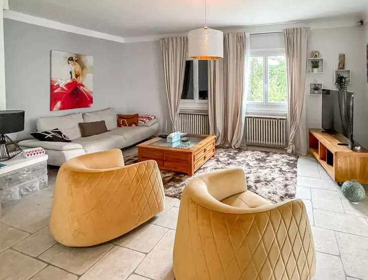 Arcangues - Belle maison des années 70 remise au goût du jour de 250 m² habitable sur deux niveaux, 4 chambres sur 1500 m² de terrain + piscine