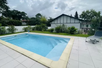 Arcangues - Belle maison des années 70 remise au goût du jour de 250 m² habitable sur deux niveaux, 4 chambres sur 1500 m² de terrain + piscine