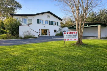 Arcangues - Belle maison des années 70 remise au goût du jour de 250 m² habitable sur deux niveaux, 4 chambres sur 1500 m² de terrain + piscine