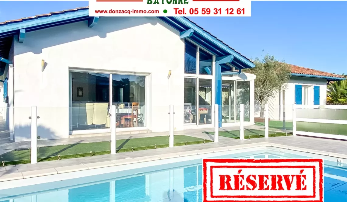 RARE, à Arcangues limite Biarritz - Villa d’architecte de plain-pied de 2012 et ses 4 chambres de 185 m² habitable sur parcelle de 1 200 m² avec piscine